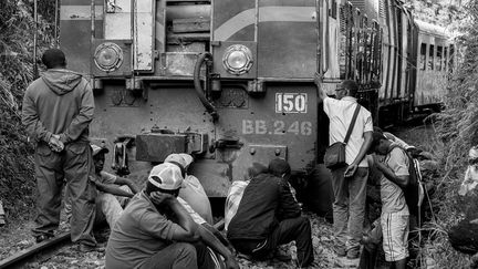 «Six jours sur sept, la vieille locomotive héritée de l'époque coloniale fait ce qu'elle peut pour tirer les deux wagons de marchandises et les quatre wagons de première et deuxième classe sur les 163 kilomètres qui relient Manakara à Fianarantsoa, la capitale du Sud.
 (Michel Méar)