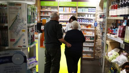 Des clients sont servis dans une pharmacie de&nbsp;Coutances (Manche), le 26 février 2019. (CHARLY TRIBALLEAU / AFP)