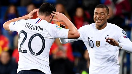 Kylian Mbappé félicite Florian Thauvin après un but de ce dernier lors d'un match de l'équipe de France de football contre l'Andorre, le 11 juin 2019. (FRANCK FIFE / AFP)