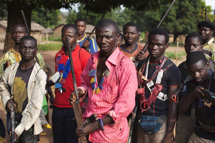 Des paysans membres d'un groupe d'autod&eacute;fense contre les pillards, avec leurs&nbsp;amulettes, en Centrafrique, le 25 novembre 2013. (JOE PENNEY / REUTERS)