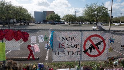 Des messages demandant des restrictions sur le port d'arme sur les grilles du lycée Marjory Stoneman Douglas, à Parkland (Floride, Etats-Unis) le 25 février 2018,&nbsp;où une tuerie avait fait 17 morts. (REUTERS)