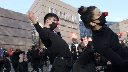 Devant la salle de spectacle le Corum à Montpellier, 200 artistes dansent vêtus de noir et avec un nez rouge à l'appel du collectif Les Essentiels le 12 décembre 2020. (GIACOMO ITALIANO / HANS LUCAS)