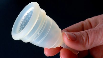 La coupe, fabriquée en silicone ou en latex, s'insère dans le vagin afin de recueillir le sang menstruel. (GEOFF MOORE / REX FEATU/REX/SIPA / DZP / AFP)