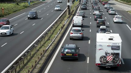 Des voitures roulent sur l'A6, dans le Rh&ocirc;ne, le 30 juin 2012. (JEAN-PHILIPPE KSIAZEK / AFP)