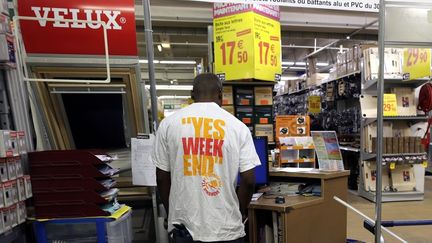 Un employ&eacute; de Castorama proteste contre l'interdiction d'ouvrir le dimanche, le 6 octobre 2013 dans un magasin de Cr&eacute;teil (Val-de-Marne). (KENZO TRIBOUILLARD / AFP)