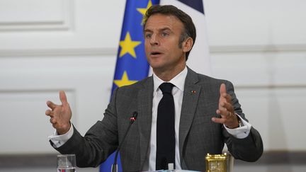 Emmanuel Macron prend la parole en ouverture du Conseil des Ministres à l'Elysée, le 21 juillet 2023. (CHRISTOPHE ENA / POOL / AFP)