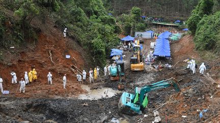 Des secouristes sur le site du crash du Boeing 732 de China Easter Airlines à Tengxian (Chine), le 26 mars 2022. (LU BOAN / XINHUA / AFP)