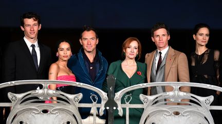 Callum Turner, Zoe Kravitz, Jude Law, J.K Rowling and Eddie Redmayne (de gauche à droite), le 8 novembre 2018 à Paris. (PDN / SIPA)