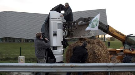 Des agriculteurs recouvrent une borne &eacute;cotaxe, le 22 octobre 2013 &agrave; Eslettes (Seine-Maritime). (CHARLY TRIBALLEAU / AFP)