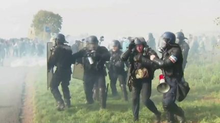 Dimanche 30 octobre, le gouvernement a&nbsp;durci&nbsp;le ton à la suite de la manifestation interdite à Sainte-Soline, dans les Deux-Sèvres, contre le projet de construction de "méga-bassines". L'exécutif&nbsp;craint l'installation d'une ZAD (zone à défendre). (FRANCEINFO)