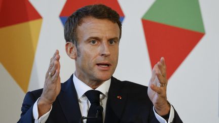 Emmanuel Macron lors du sommet européen à Prague (République tchèque), le 7 octobre 2022. (LUDOVIC MARIN / AFP)