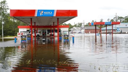 Une station-service inondée après le passage d'Ida, le 30 août 2021 dans la baie de Saint-Louis, dans le Mississippi (Etats-Unis). (SEAN RAYFORD / GETTY IMAGES NORTH AMERICA / AFP)