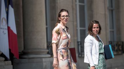 Aurore Bergé et Marie Lebec, ici à la sortie de l'Elysée le 26 juin 2024, s'opposent à une augmentation des impôts. (ARTHUR N. ORCHARD / HANS LUCAS / AFP)