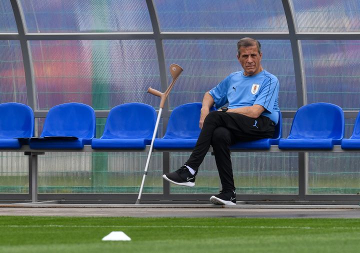 L'entraîneur uruguayen Oscar Tabarez assis sur un banc lors de l'entraînement de son équuipe, le 2 juillet 2018, avant son quart de finale contre la France, à Nijni-Novgorod (Russie). (MARTIN BERNETTI / AFP)