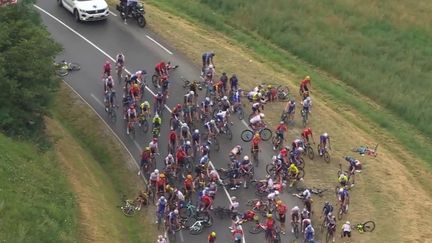 Le début de la 14e étape du Tour de France a été marqué par une impressionnante chute collective, samedi 15 juillet. Plusieurs coureurs, dont Romain Bardet, ont été contraints d'abandonner. Chez les favoris, Jonas Vingegaard et Tadej Pogacar se sont livré une nouvelle bataille acharnée dans les Alpes. (FRANCEINFO)