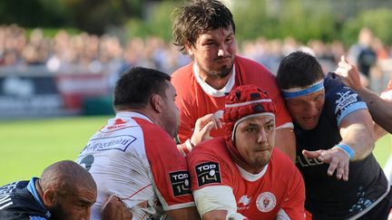 Les Biarrots autour de Guyot lors du derby basque