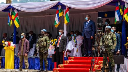 Le président de la République centrafricaine Faustin-Archange Touadera (C) assiste à un défilé militaire au Camp Kasai, le 13 août 2021. (BARBARA DEBOUT / AFP)