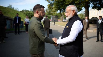 Volodymyr Zelensky et le Premier ministre indien Narendra Modi se serrent la main lors d'une rencontre à Kiev, en Ukraine, le 23 août 2024. (HANDOUT / UKRAINIAN PRESIDENTIAL PRESS SER / AFP)