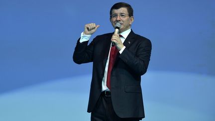 Le Premier ministre turc&nbsp;Ahmet Davutoglu lors d'un discours &agrave; Ankara, la capitale turque, le 15 avril 2015. (GOKHAN BALCI / ANADOLU AGENCY / AFP)