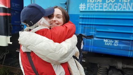 Anya et sa grand-mère Ludmilla, à Kherson, en novembre 2022. "Après cinq mois loin l’une de l’autre, Anya tombe dans les bras de sa grand-mère Ludmilla, sur le quai de la gare de Kherson, en novembre 2022 : ces retrouvailles entre des Ukrainiens séparés par la guerre sont toujours des moments très forts." (AGATHE MAHUET / FRANCEINFO / RADIO FRANCE)