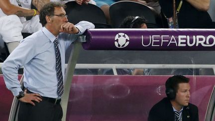 Laurent Blanc, perplexe sur le banc de l'&eacute;quipe de France lors de sa d&eacute;faite 2-0 contre l'Espagne, &agrave; Donetsk (Ukraine) en quarts de finale de l'Euro, le 23 juin 2012.&nbsp; (ALESSANDRO BIANCHI / REUTERS)