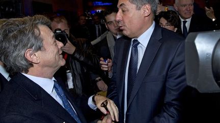 Henri Guaino (D) accueilli par Jean-Louis Borloo lors d'"un dîner de la République", à Paris, le 9/12/10 (AFP/BERTRAND LANGLOIS)