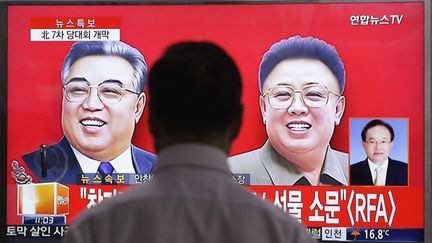  (Kim Jong-un, son père et son grand-père sur les écrans de télé avant le congrès © Ahn Young-joon/AP/SIPA)