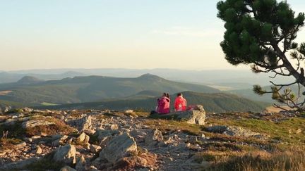 Vacances d'été : les multiples merveilles du Mont Mézenc, en Haute-Loire (FRANCE 2)