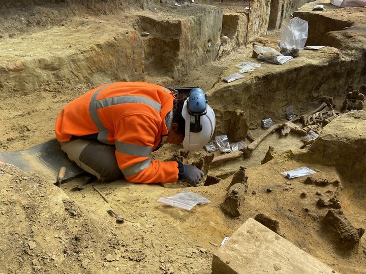 Gwenaëlle Desforges, archéologue à l’Inrap, met au jour un squelette de l'une des sépultures antiques découvertes à Port-Royal. (ANTHONY JILLI / RADIO FRANCE)