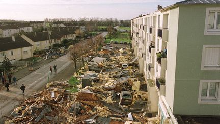 Dégâts dans le Calvados, après le passage de la tempête Lothar, le 26 décembre 1999. (MYCHELE DANIAU / AFP)