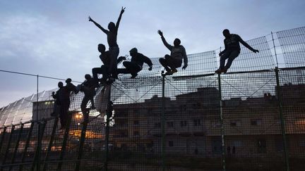 A Ceuta et Melilla, les migrants tentent de traverser la seule frontière terrestre entre l'Afrique et l'Europe. Depuis le début des années 90, l'Espagne a construit des barrières pour tenter de fermer cet accès à l'Union européenne. Les deux villes sont encerclées d'une double clôture de barbelés de 12 kilomètres de long et de 6 mètres de haut avec des miradors et caméra pour détecter les personnes essayant de passer illégalement en Espagne depuis le Maroc.  (Santi Palacios/AP/SIPA)