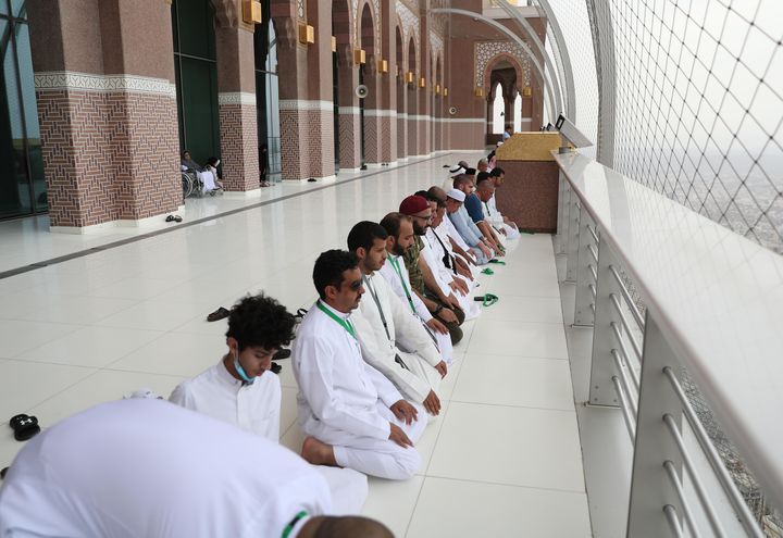 Des musulmans prient depuis la terrasse de la Tour de l'Horloge de La Mecque. (BANDAR ALDANDANI / AFP)