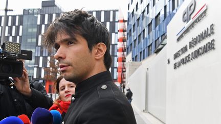 L'avocat Juan Branco à la sortie de la direction régionale de la police judiciaire dimanche 16 février 2020 à Paris. (ALAIN JOCARD / AFP)