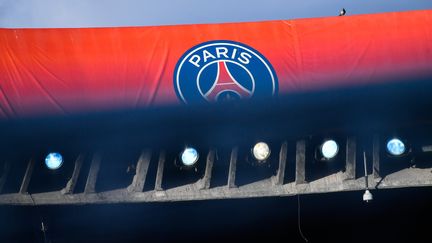 Le logo du PSG durant un match de Ligue des champions entre le club parisien et l'Etoile rouge de Belgrade, le 3 octobre 2018 au Parc des Princes. (JULIEN MATTIA / NURPHOTO / AFP)