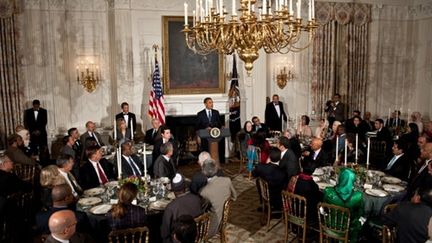 Barack Obama s'exprimant lors d'un repas de rupture du jeûne de ramadan à la Maison Blanche le 13 août 2010.