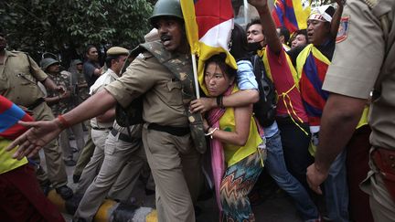 Des policiers tentent d'emp&ecirc;cher des Tib&eacute;tains en exil de manifester contre la venue du pr&eacute;sident chinois Hu Jintao &agrave; New Delhi (Inde), le 26 mars 2012. (ADNAN ABIDI / REUTERS)