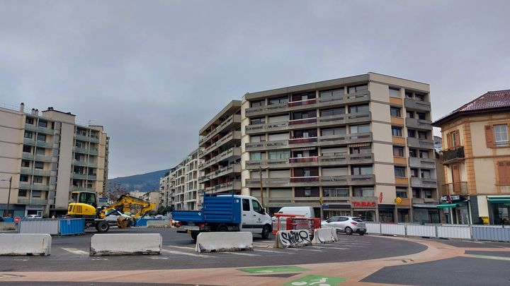 Des immeubles dans la ville d'Annemasse, à la frontière avec la Suisse, le 8 janvier 2024. (AGATHE MAHUET / FRANCEINFO)