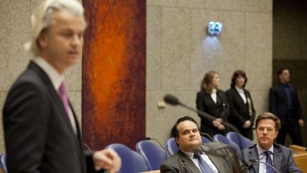 Le Premier ministre, Mark Rutte, (assis au fond &agrave; droite) et le ministre des Finances n&eacute;erlandais, Jan Kees de Jager, regardent le leader du parti d'extr&ecirc;me droite PVV,&nbsp;Geert Wilders&nbsp;(au premier plan), le 26 avril 2012 au Parlement &agrave; La Haye (Pays-Bas). (PHIL NIJHUIS / ANP)