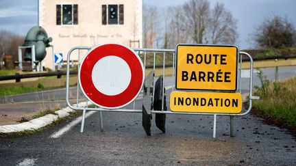 Un panneau indiquant une route barrée en raison d'une inondation, le 30 décembre 2020 à Labenne (Landes). (MARTIN NODA / HANS LUCAS / AFP)