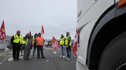 &nbsp; (Blocage du site Multi Transports au Brezet à Clermont-Ferrand © MAXPPP)