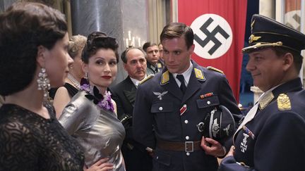 Arletty (Laeticia Casta) et son amant allemand Hans Jürgen Soehring (Ken Duken).
 (Flach Film Production)