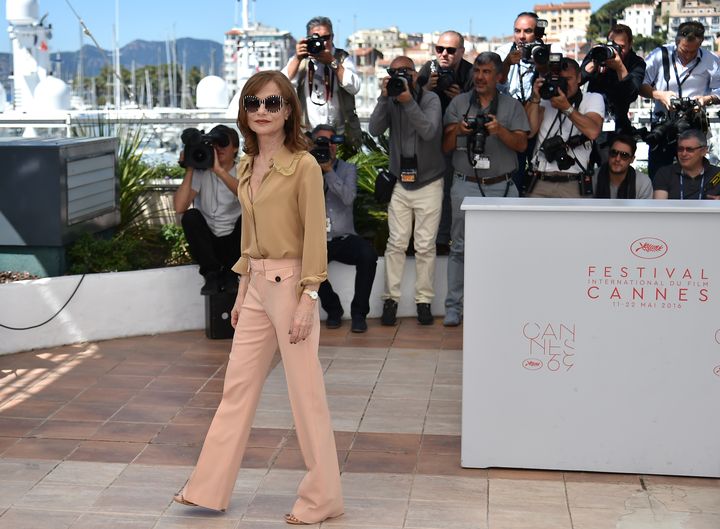 Isabelle Huppert lors d'une séance photos à Cannes, le 21 mai 2016. (ALBERTO PIZZOLI / AFP)