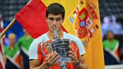 Le tennisman espagnol Carlos Alcaraz célèbre sa première victoire en Grand Chelem, à l'US Open, dimanche 11 septembre. (ANGELA WEISS / AFP)