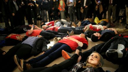 Toujours dans la gare centrale de New York, des manifestants couch&eacute;s et immobiles, comme s'ils &eacute;taient morts. (YANA PASKOVA / GETTY IMAGES NORTH AMERICA/ AFP)
