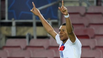 Kylian Mbappé auteur d'un triplé lors du match aller des huitièmes de finale de la Ligue des champions face au Barça, le 16 février 2021.  (LLUIS GENE / AFP)