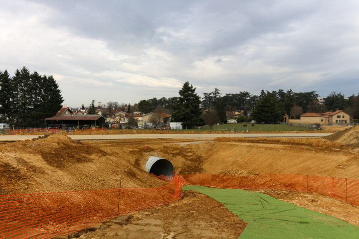 Un passage souterrain a &eacute;t&eacute; am&eacute;nag&eacute; sous la route en construction pour permettre aux moutons de Philippe Layat de passer de la bergerie &agrave; la p&acirc;ture, &agrave; D&eacute;cines (Rh&ocirc;ne), le 17 f&eacute;vrier 2015. (BENOIT ZAGDOUN / FRANCETV INFO)