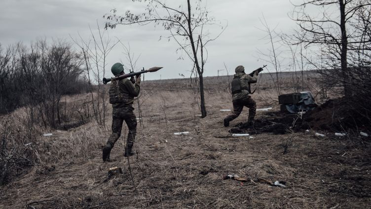 Two Ukrainian soldiers go to the front to fire on the Russian positions in the Donbass.  (ADRIEN VAUTIER / LE PICTORIUM / MAXPPP)