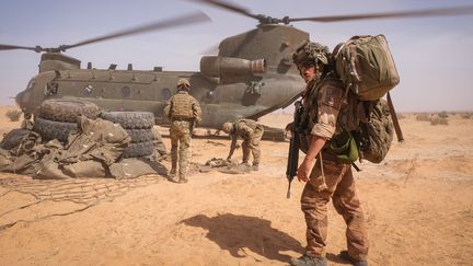 Des soldats français de l'opération Barkhane montent à bord d'un hélicoptère, en avril 2021 au Burkina Faso. (FRED MARIE / HANS LUCAS / AFP)