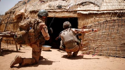 Des soldats français en patrouille à Ndaki, dans le Gourma malien, le 27 juillet 2019. (BENOIT TESSIER / REUTERS)