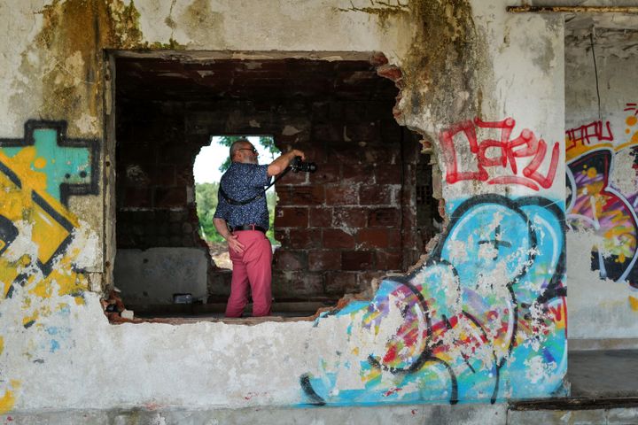 Près de Roanne, dans le centre de la France, des passionnés du patrimoine routier ont mis au jour une ancienne station-service ouverte en 1957 et abandonnée depuis 1981, pour la restaurer et en faire un lieu de divertissement. (OLIVIER CHASSIGNOLE / AFP)